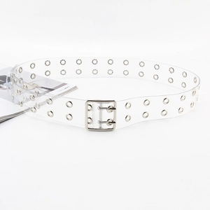 Detail eines transparenten PVC-Punkgürtels mit zweireihigen Ösen und Metallschnalle