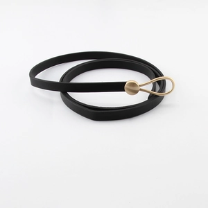Ceinture fine en cuir noir pour femme avec une élégante boucle ronde en métal doré