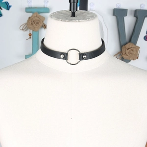 Collier ras de cou en cuir noir avec anneau central argenté sur un mannequin blanc