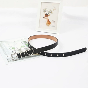 Ceinture fine en cuir noir avec anneaux métalliques en cœur et boucle argentée