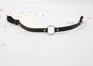 Détail de la jarretière punk en cuir noir avec anneau en métal argenté et sangle réglable