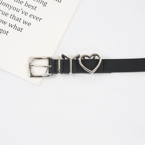 Ceinture minimaliste en cuir noir avec breloques métalliques en forme de cœur et Y