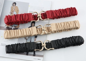 Tre cinture elasticizzate a pieghe con fibbie dorate in rosso, beige e nero