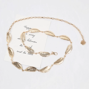 Chaîne de taille dorée avec motif feuilles et pendentif rose pour robes élégantes