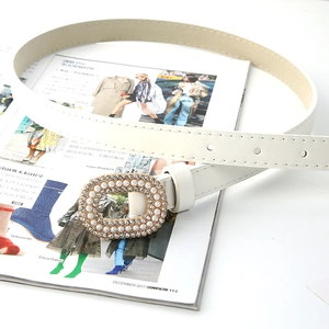 Élégante ceinture fine en cuir blanc pour robes avec boucle vintage en perles et strass