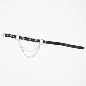 Collier ras du cou punk en cuir noir avec anneau en métal, chaînes et pendentif cœur
