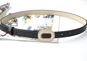 Ceinture fine noire pour femme avec boucle de perles et strass sur magazine de mode