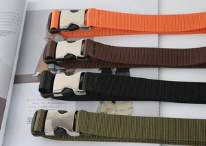 Detailansicht robuster taktischer Canvas-Gürtel in Orange, Braun, Schwarz und Olivgrün