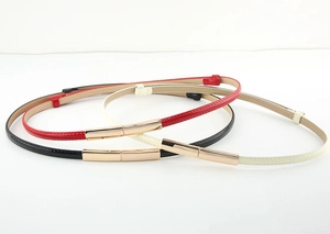 Fines ceintures ajustables en rouge noir et blanc avec boucles dorées en métal