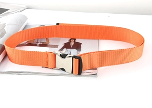 Nahaufnahme des leuchtend orangen taktischen Segeltuchgürtels mit robuster Metallschnalle