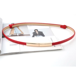 Ceinture fine rouge minimaliste pour femme avec une boucle rectangulaire dorée élégante