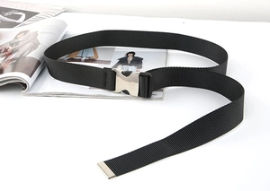 Detailansicht vom schwarzen Nylon-Taktikgürtel mit polierter Silberschnalle und Metallspitze