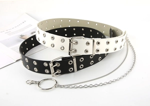 Dettaglio di cinture punk con doppi occhielli in nero e bianco con catene in metallo