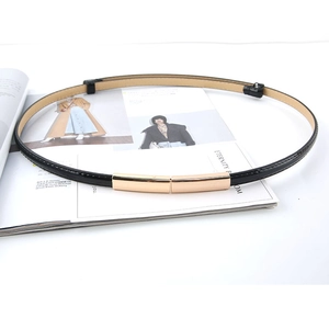 Ceinture de Taille Fine Ajustable Élégante pour Femmes Ceinture de Robe Mince en Cuir PU Avec Boucle en Métal Carrée Dorée Accessoire de Mode
