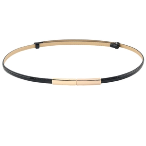 Ceinture fine pour femme en cuir verni noir avec boucle rectangulaire dorée minimaliste
