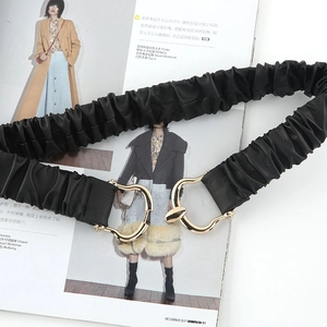 Cintura elastica nera da donna con fibbia a morsetto dorata e raffinato design a pieghe