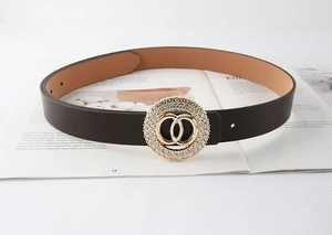 Cintura da donna in pelle nera con fibbia dorata a doppio anello e strass scintillanti