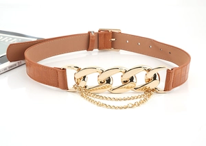 Détail de ceinture marron motif crocodile avec maillons dorés et boucle carrée élégante