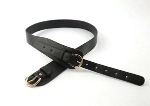 Détail d'une ceinture noire pour femme en cuir PU avec boucle ovale dorée minimaliste