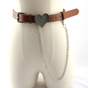 Brauner Ledergürtel für Damen mit großer silberner Herzschnalle und modischer Metallkette
