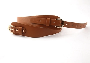 Détail de la ceinture en cuir marron avec doubles boucles dorées et texture grainée