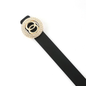 Cintura da donna nera con fibbia dorata a doppio cerchio impreziosita da strass luminosi