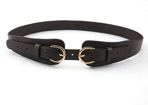 Détail d'une large ceinture marron foncé en similicuir avec élégantes doubles boucles dorées