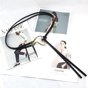 Fashionable black skinny belt for women with golden heart buckle and stylish knotted design
