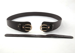 Vue détaillée de la ceinture marron en similicuir avec double boucle dorée pour manteau