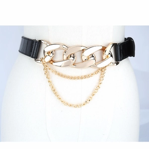 Ceinture noire motif crocodile chic avec boucle chaîne dorée et pampilles multicouches