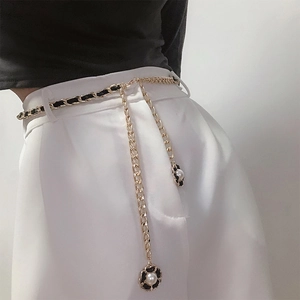 Detailansicht Goldene Kettengürtel mit Lederwebung und Perlenanhängern an der Taille