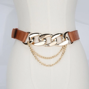 Ceinture marron à relief crocodile avec boucle grosse chaîne dorée sur mannequin