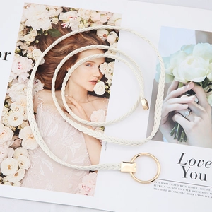 Ceinture tressée blanche élégante pour femmes avec boucle ronde dorée et pompon