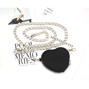 Cintura a catena punk argento con mini borsa nera a forma di cuore per accessori donna