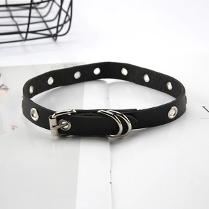 Collier ras de cou gothique en cuir PU noir avec œillets argentés et boucle
