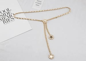 Detailansicht der gewebten goldenen Metall-Tailenkette mit Perle und Blumenanhängern