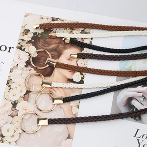 Détail de cordes de taille tissées avec boucles rondes dorées en marron, noir et blanc