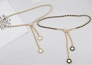 Detail von eleganten Gold und Silber Kettenhüllen mit Perlenkugeln und Quastenanhängern