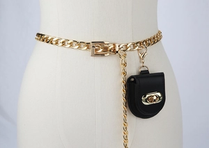 Detailansicht eines goldenen Ketten-Hüftgürtels mit schwarzer Ledertasche und Drehverschluss