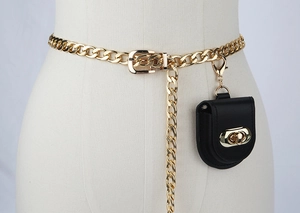 Detail der Hip-Hop-Metallkette in Gold mit kleiner schwarzer PU-Ledertasche am Gürtel