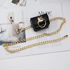 Mini borsa da fianco in pelle nera con catena grossa dorata e fibbia ad anello