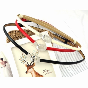 Ceinture Fine Réglable pour Femme Élégante Ceinture Skinny en Cuir PU Brillant Avec Boucle à Crochet en Alliage Minimaliste pour Robe