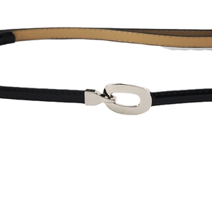 Ceinture fine pour femme en cuir noir avec une élégante boucle ovale en métal argenté