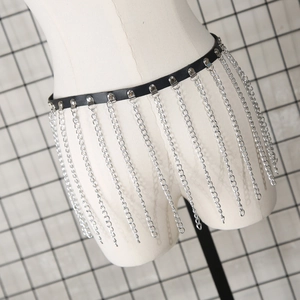 Détail de la ceinture punk en cuir PU noir avec plusieurs couches de chaînes argentées