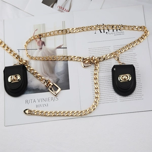 Schicker Taillengürtel aus goldener Kette mit zwei schwarzen Minitaschen und Drehverschluss