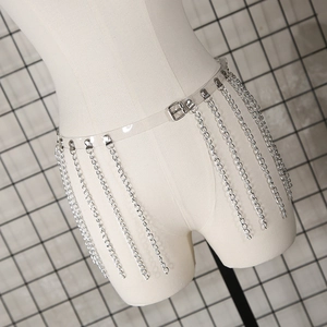 Détail de ceinture punk en PVC transparent avec glands en chaîne métallique sur mannequin