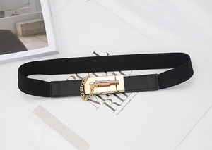 Detail eines schwarzen elastischen Korsettgürtels mit goldener Metallschnalle und Kette