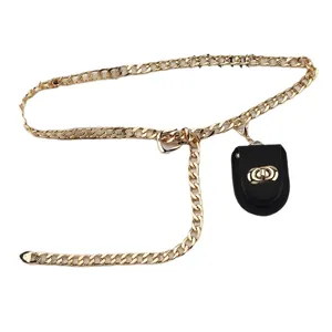 Hip-Hop Metallkette in Gold mit einer mini schwarzen Ledertasche und Goldverschluss