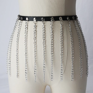 Ceinture punk en cuir noir avec plusieurs chaînes argentées pour décoration corporelle
