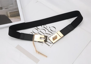 Detailaufnahme des schwarzen elastischen Taillengürtels mit goldener Metallschnalle